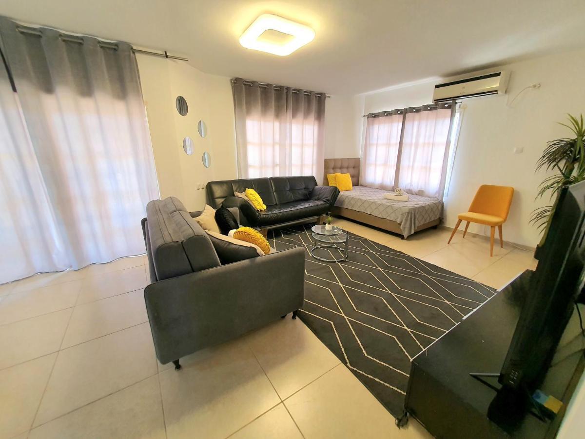 Barak Royal Suites 20 Garden Jacuzzi - ג'קוזי בחצר Eilat Exterior foto
